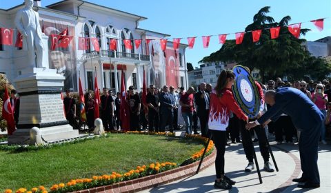 19 Mayıs Atatürk’ü Anma, Gençlik ve Spor Bayramı Münasebetiyle Çelenk Sunma Töreni Düzenlendi