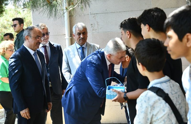 Bakan Bolat ve Vali Soytürk Çocuk Evlerini Ziyaret Etti