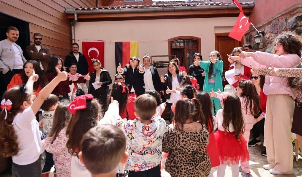 TEKİRDAĞLI MİNİKLER ALMANCA ÖĞRENEREK 23 NİSAN'I KUTLADI