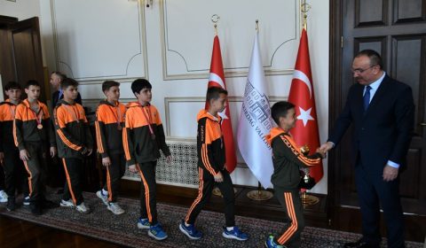 Vali Soytürk Kapaklı Nazmiye Seyfettin Koçak Ortaokulu Öğrencilerini Makamında Kabul Etti