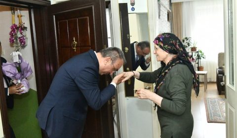 Vali Soytürk Şehit Ailesi'nin Bayramını Kutladı