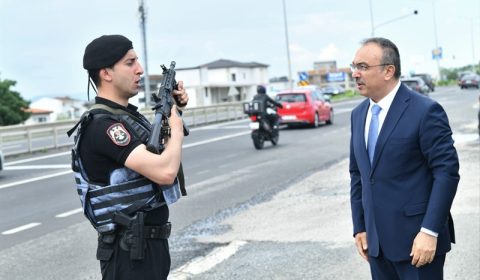 Vali Soytürk Uygulama Noktasında Görev Yapan Polislerle Bayramlaştı