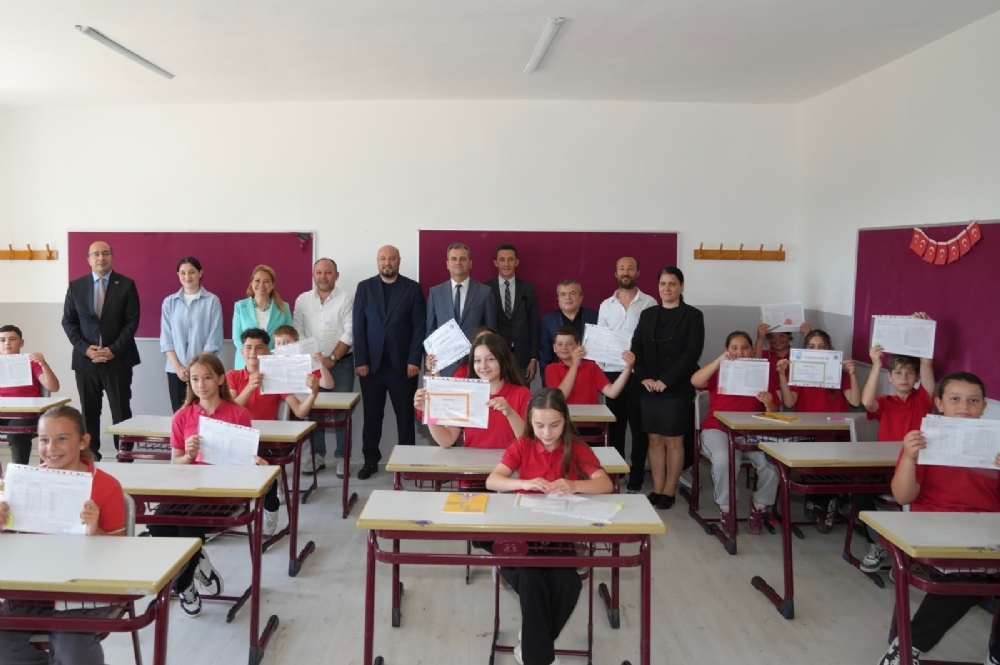 BAŞKANIMIZ SAYIN MÜGE YILDIZ TOPAK, ÖĞRENCİLERİN KARNE COŞKUSUNA ORTAK OLDU!