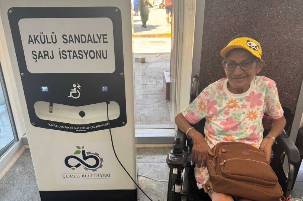 Çorlu Devlet Hastanesine Akülü Sandalye Şarj İstasyonu Bağışı