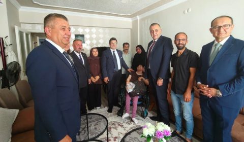 İl Millî Eğitim Müdürü Dr. Aziz Yeniyol, Evde Eğitim Hizmeti Alan Öğrenciye Karnesini Takdim Etti