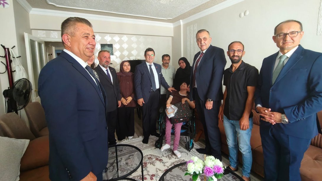 İl Millî Eğitim Müdürü Dr. Aziz Yeniyol, Evde Eğitim Hizmeti Alan Öğrenciye Karnesini Takdim Etti