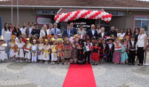 İl Millî Eğitim Müdürü Dr. Aziz Yeniyol "Kültürlerarası Yolculuk Sergisi ve Defilesi" ne Katıldı