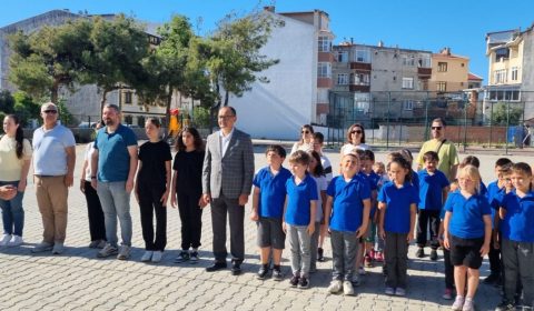 İlçe Milli Eğitim Müdürü Fahri Kırmızı İlçemiz Kumbağ İlkokul ve Ortaokulunda Bayrak Töreni'ne Katıldı
