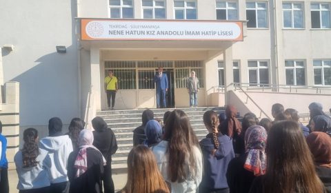 İlçe Milli Eğitim Müdürü Fahri Kırmızı İlçemiz Nene Hatun Kız Anadolu İmam Hatip Lisesinde Bayrak Töreni'ne Katıldı