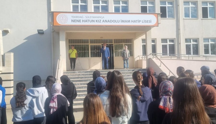 İlçe Milli Eğitim Müdürü Fahri Kırmızı İlçemiz Nene Hatun Kız Anadolu İmam Hatip Lisesinde Bayrak Töreni'ne Katıldı