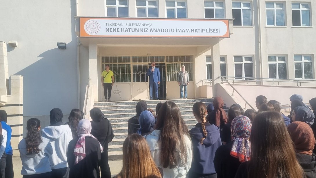 İlçe Milli Eğitim Müdürü Fahri Kırmızı İlçemiz Nene Hatun Kız Anadolu İmam Hatip Lisesinde Bayrak Töreni'ne Katıldı