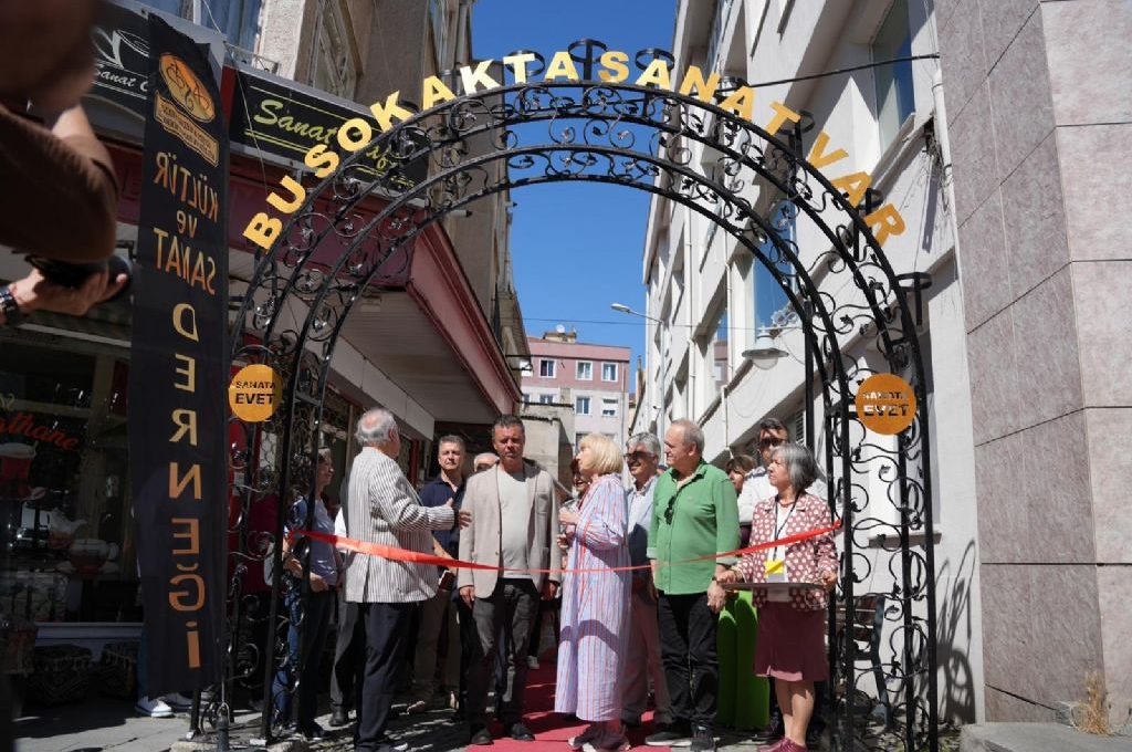 Sanat Sokağı`nda Edebiyat Rüzgârı: Ayşe Kulin Çorlu`da Sanatseverlerle Buluştu