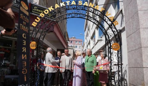 Sanat Sokağı`nda Edebiyat Rüzgârı: Ayşe Kulin Çorlu`da Sanatseverlerle Buluştu
