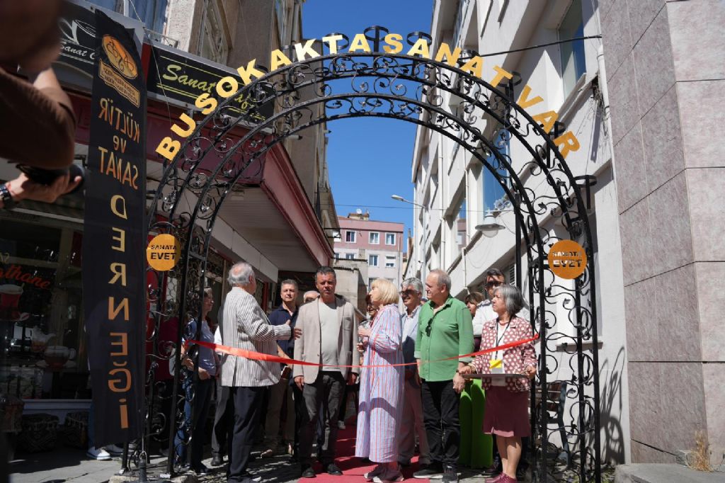Sanat Sokağı`nda Edebiyat Rüzgârı: Ayşe Kulin Çorlu`da Sanatseverlerle Buluştu