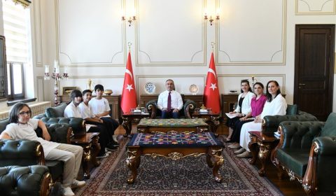 Vali Soytürk Bilim ve Sanat Festivali’nde Başarı Elde Eden Anime ve Resim Takımı’nı Kabul Etti
