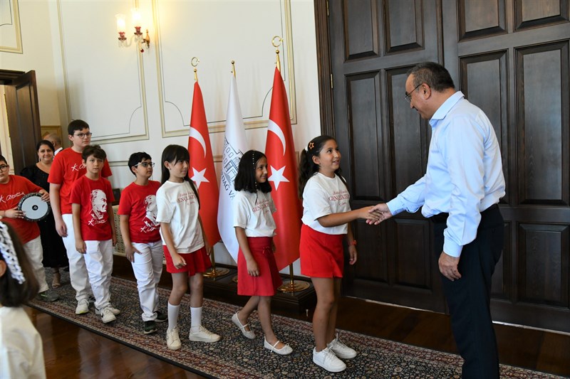 Vali Soytürk Gülden Kaya Sanat Araştırma ve Eğitim Derneği Proje Koordinatörü Hasan Kaya ve Minik Öğrencileri Kabul Etti