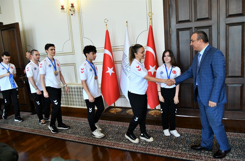 Vali Soytürk Serbest Dalış Dünya Şampiyonası'nda Derece Elde Eden Sporcuları Kabul Etti
