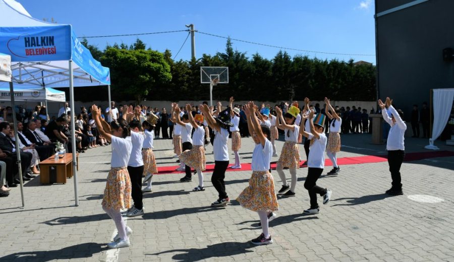 Yeniçiftlik'te "Atıktan Modaya" Defilesi Gerçekleştirildi