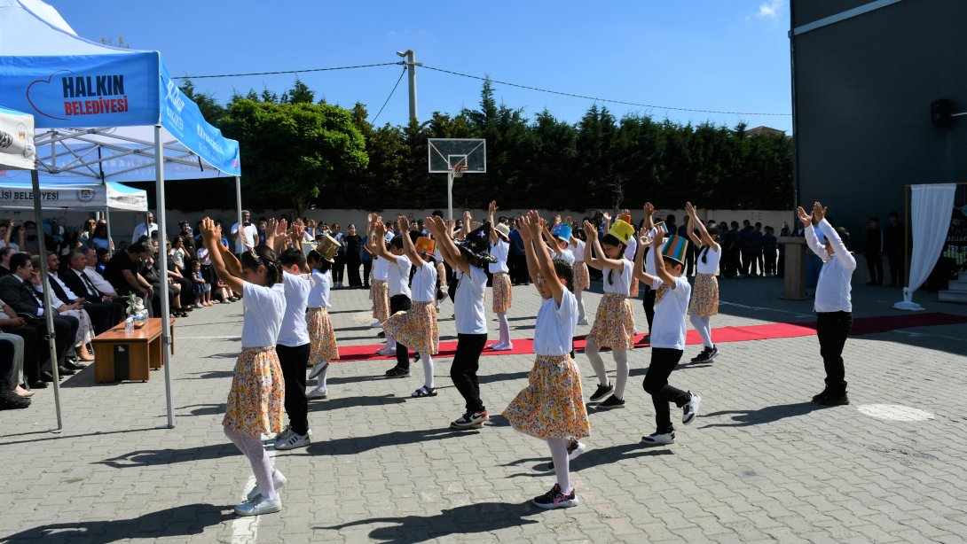 Yeniçiftlik'te "Atıktan Modaya" Defilesi Gerçekleştirildi