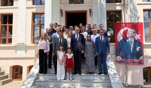 Kaymakamımız Sayın Mahmut Nedim TUNÇER, 15 Temmuz Demokrasi ve Millî Birlik Günü anma etkinlikleri kapsamında 15 Temmuz konulu resim sergisini..