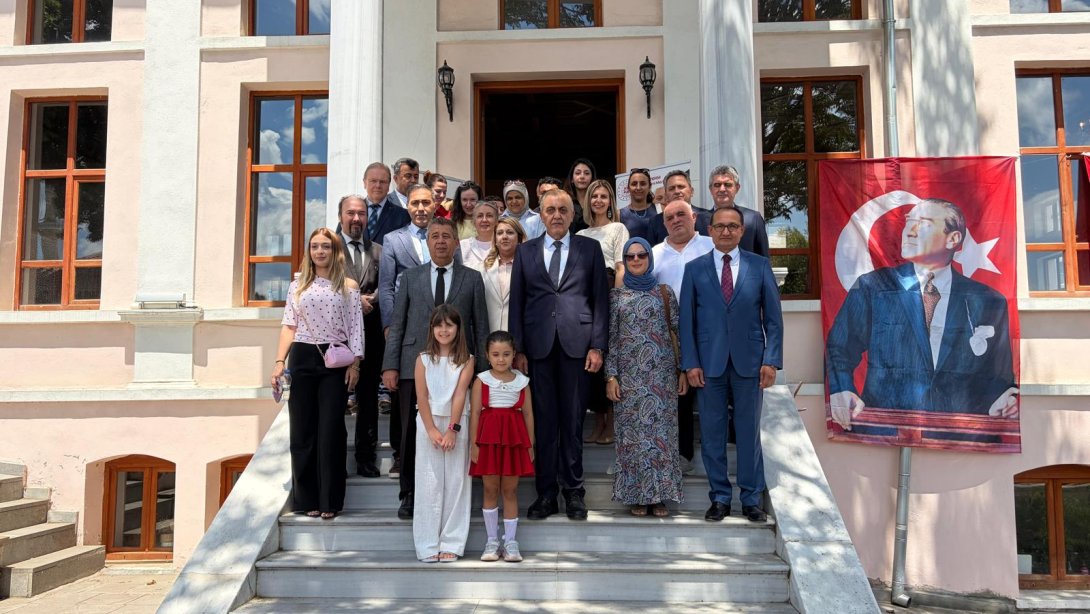 Kaymakamımız Sayın Mahmut Nedim TUNÇER, 15 Temmuz Demokrasi ve Millî Birlik Günü anma etkinlikleri kapsamında 15 Temmuz konulu resim sergisini..