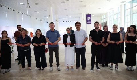 TEKİRDAĞ NKÜ’DE SANAT RÜZGRI CHANEL ZAMANSIZ ŞIKLIĞIN YORUMU SERGİSİ KAPILARINI AÇTI