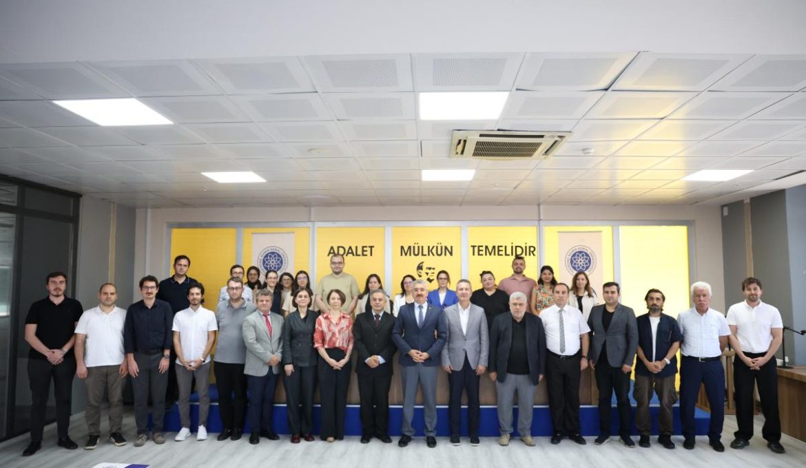 ÜNİVERSİTEMİZ HUKUK FAKÜLTESİ TARAFINDAN ‘DEVLETİN TEK REHBERİ HUKUK, MEMURUN TEK SADAKATİ DEVLET: 15 TEMMUZ DERSİ’ ETKİNLİĞİ DÜZENLENDİ