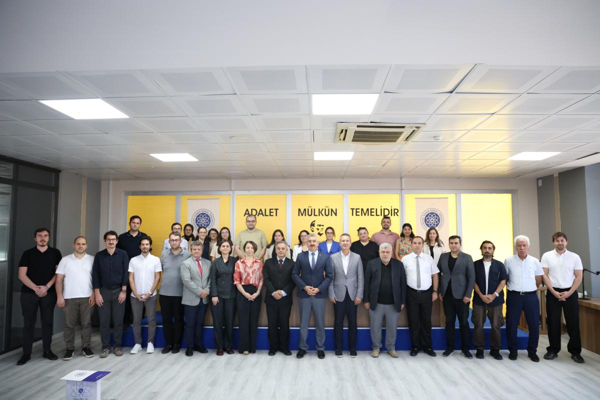 ÜNİVERSİTEMİZ HUKUK FAKÜLTESİ TARAFINDAN ‘DEVLETİN TEK REHBERİ HUKUK, MEMURUN TEK SADAKATİ DEVLET: 15 TEMMUZ DERSİ’ ETKİNLİĞİ DÜZENLENDİ