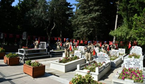 Vali Soytürk 15 Temmuz Demokrasi ve Milli Birlik Günü Münasebetiyle Şehitliği Ziyaret Etti