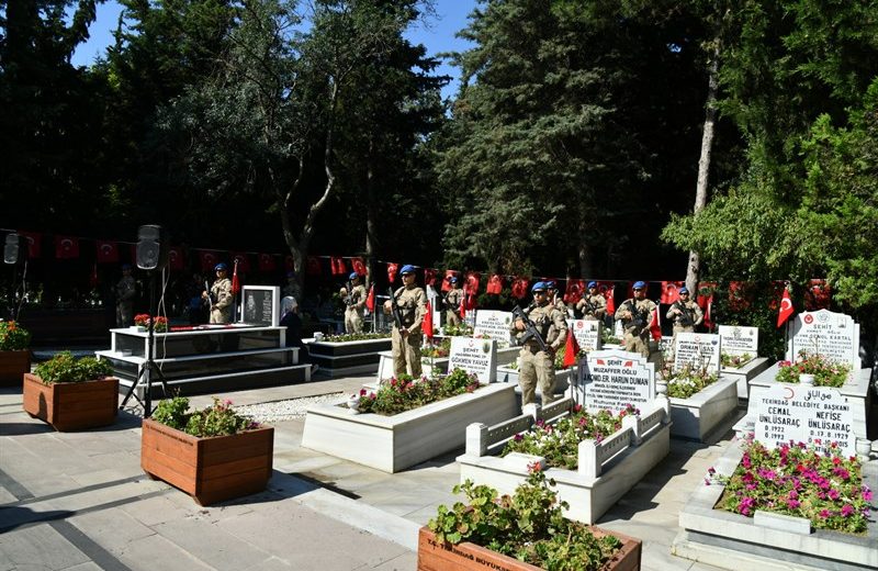Vali Soytürk 15 Temmuz Demokrasi ve Milli Birlik Günü Münasebetiyle Şehitliği Ziyaret Etti