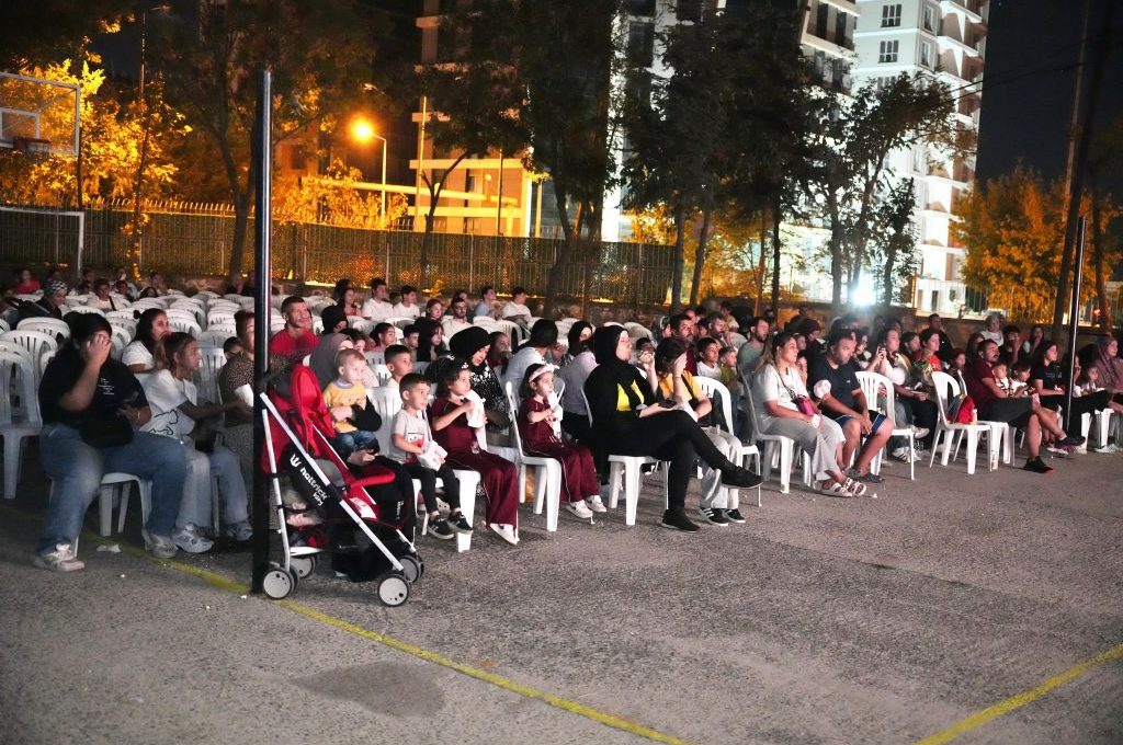 Çorlu`da Açık Havada Sinema Keyfi Devam Ediyor