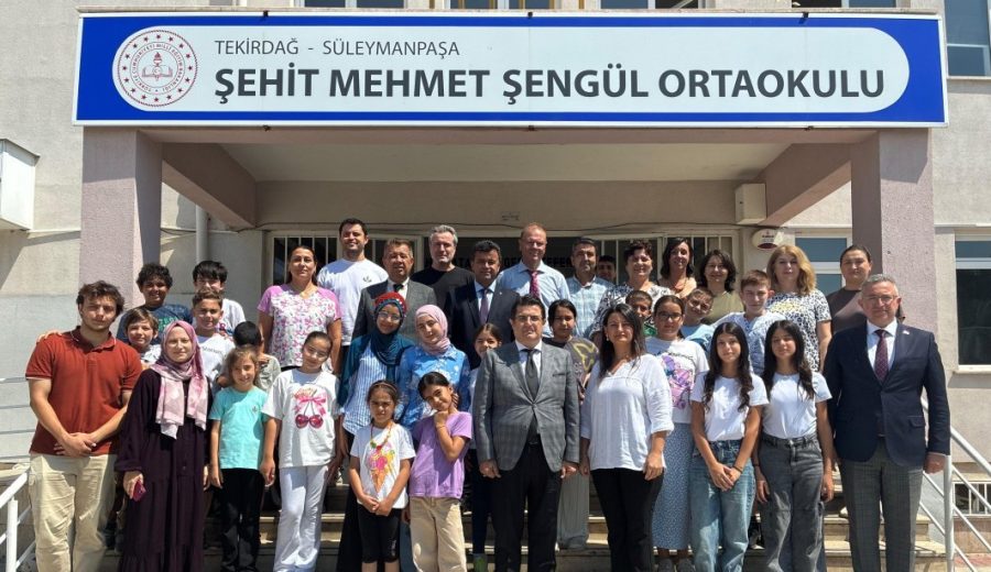 İl Millî Eğitim Müdürü Dr. Aziz Yeniyol, Şehit Mehmet Şengül Ortaokulunda Yaz Okulu ve DYK Kurslarını Ziyaret Etti