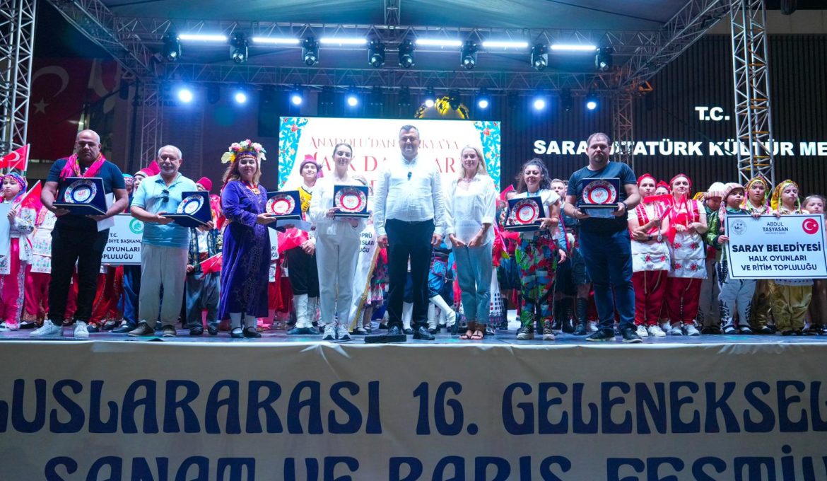 Saray'da dans ve kültür şöleni