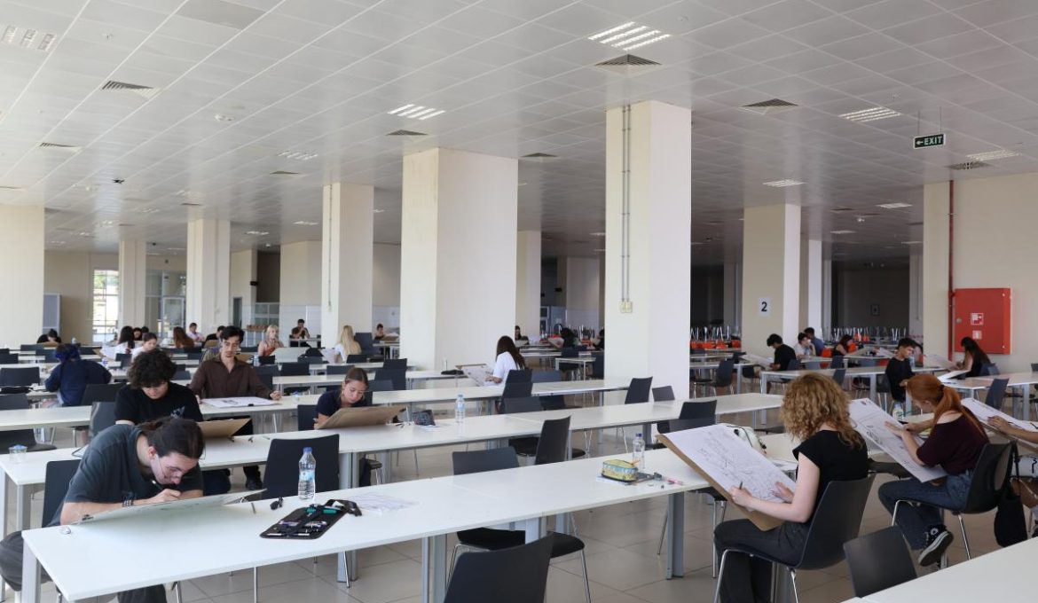 ÜNİVERSİTEMİZ GÜZEL SANATLAR, TASARIM VE MİMARLIK FAKÜLTESİ GRAFİK TASARIMI VE RESİM BÖLÜMLERİNİN ÖZEL YETENEK SINAVI GERÇEKLEŞTİ
