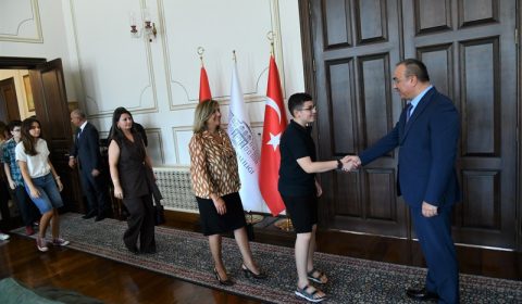 Vali Soytürk LGS Sınavı'nda 500 Tam Puan Alan Öğrencilerimizi Tebrik Etti