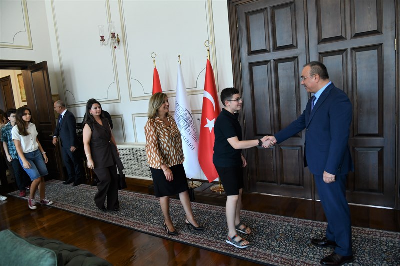 Vali Soytürk LGS Sınavı'nda 500 Tam Puan Alan Öğrencilerimizi Tebrik Etti