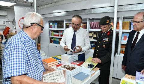 Vali Soytürk Türk Dil Kurumu Kitap Satış Aracı’nı Ziyaret Etti