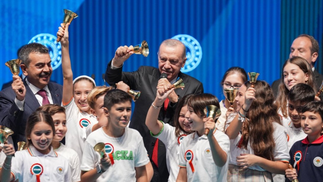 CUMHURBAŞKANI ERDOĞAN, TÜRKİYE'NİN PISA 2025 BAŞARISINI TEBRİK ETTİ