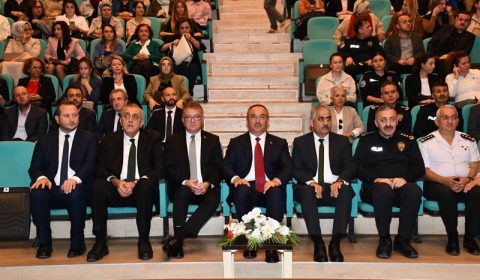 “Dijital Bağımlılık Çağında Birey ve Aile” Konulu Konferans Düzenlendi
