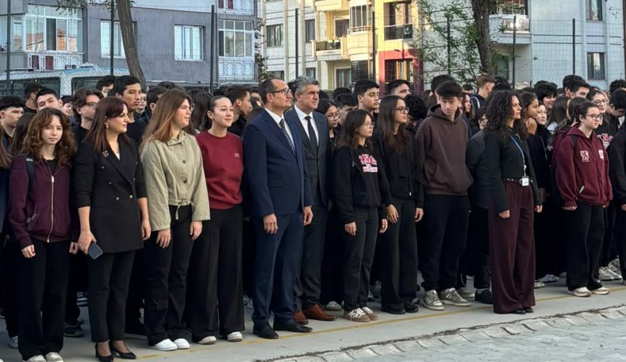 İlçe Milli Eğitim Müdürü Fahri Kırmızı Kadriye Nazif Gölge Anadolu Lisesinde Bayrak Töreni'ne Katıldı
