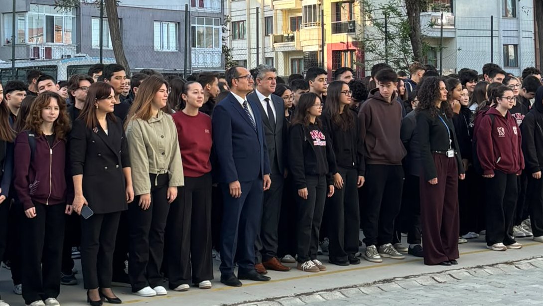 İlçe Milli Eğitim Müdürü Fahri Kırmızı Kadriye Nazif Gölge Anadolu Lisesinde Bayrak Töreni'ne Katıldı