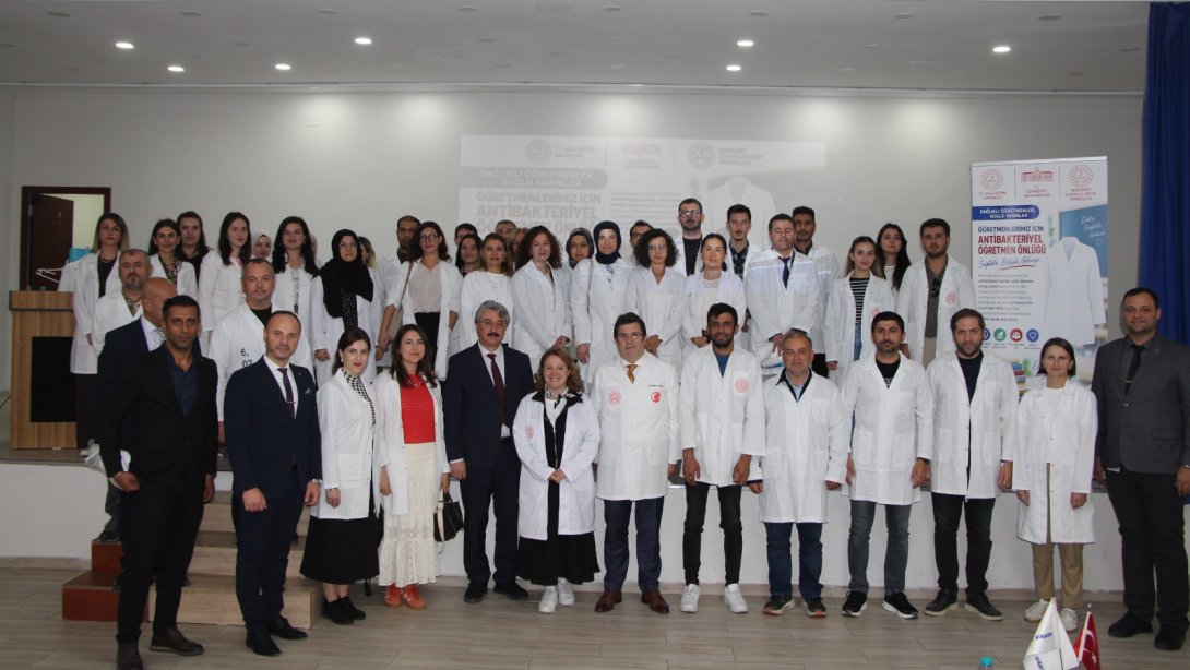 Türk Tekstil Vakfı MTAL'de Öğretmenlere Antibakteriyel Önlük Desteği
