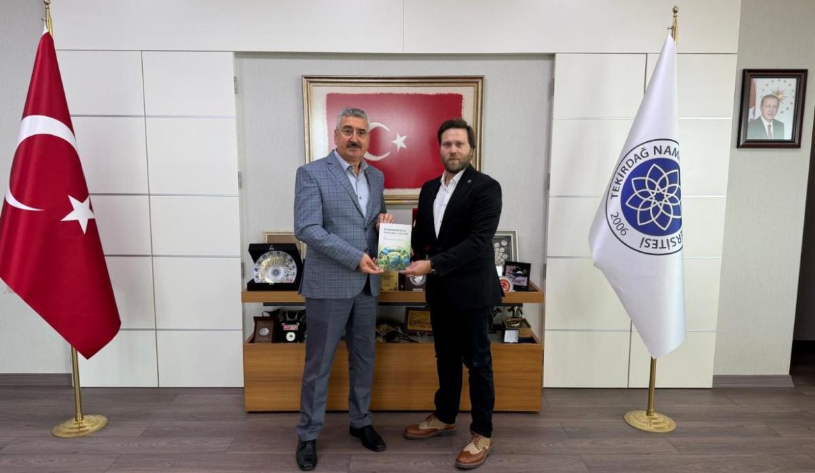 ÜNİVERSİTEMİZ REKTÖRÜNE KİTAP TAKDİMİ