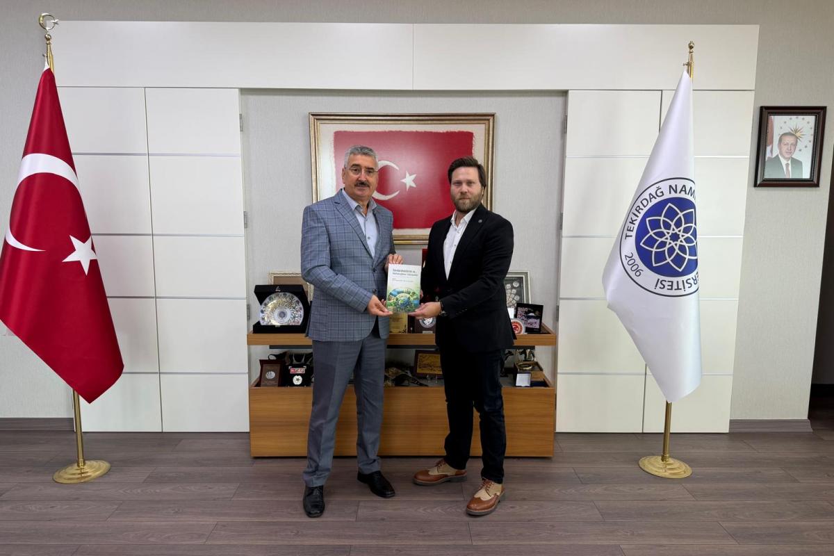 ÜNİVERSİTEMİZ REKTÖRÜNE KİTAP TAKDİMİ