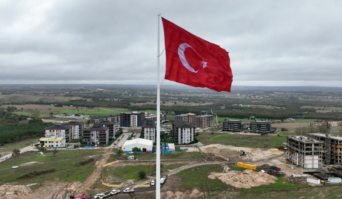 ÇERKEZKÖY’DE AY YILDIZ 81 METREDE GÖKLERLE BULUŞTU
