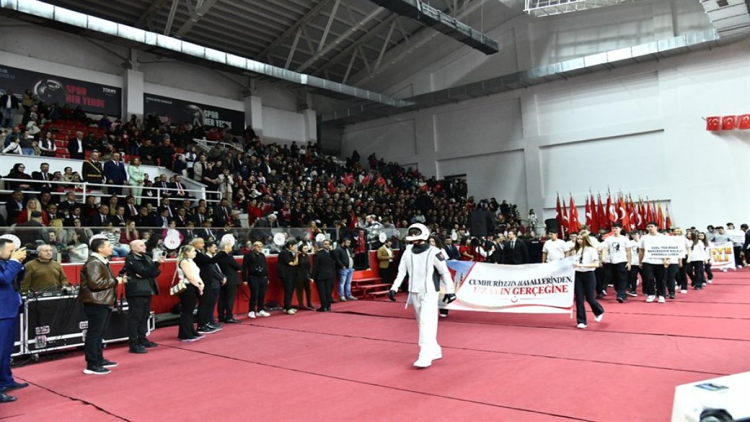 Cumhuriyetimizin 103. Yılı Vatandaşlarımızın Yoğun Katılımıyla Atatürk Kapalı Spor Salonu'nda Düzenlenen Törenle Kutlandı