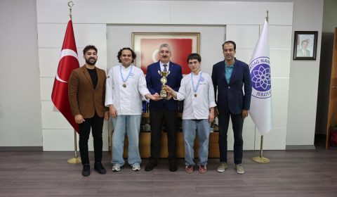 GASTRONOMİ YARIŞMALARINDA BAŞARI ELDE EDEN ÖĞRENCİLERİMİZDEN REKTÖRÜMÜZE ZİYARET