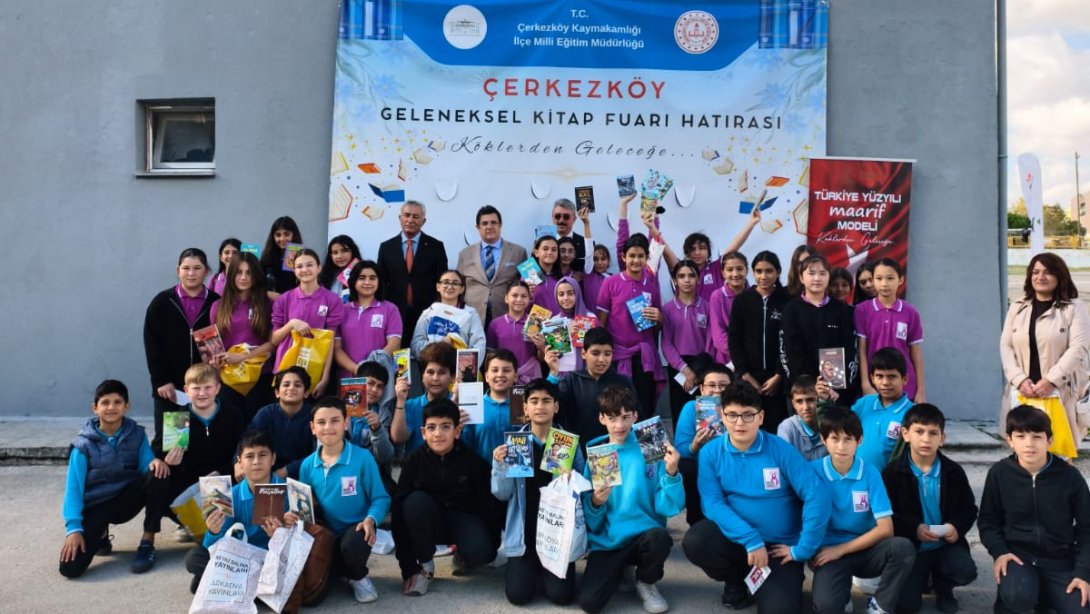 İl Millî Eğitim Müdürü Dr. Aziz Yeniyol, Çerkezköy'deki Kitap Fuarını Ziyaret Etti