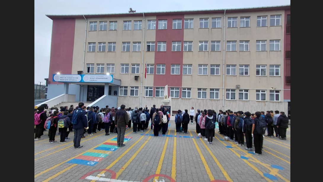 İlçe Millî Eğitim Müdürümüz İlçemiz Murat Hüdavendigar İlkokulu ve Prof. Dr. Osman Öztürk İmam Hatip Ortaokulunda Bayrak Töreni'ne Katıldı