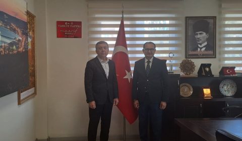 Madeni Eşya ve Ağaç İşleri Sanatkarları Esnaf Odası Başkanı Münür Kılıç İlçe Millî Eğitim Müdürü Fahri Kırmızı'yı Ziyaret Etti